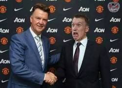 Enlace a Y como no, Phil Jones recibiendo a Van Gaal