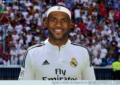 365376 - La primera foto de James posando con la camiseta del Real Madrid