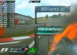 Enlace a GIF: El coche de Hamilton está on fire