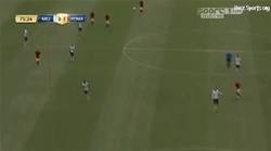 Enlace a GIF: Golazo de Pjanic desde su casa ante el Manchester United