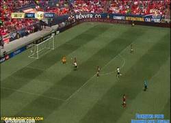 Enlace a GIF: Increíble asistencia de Rooney y gran definición de Juan Mata