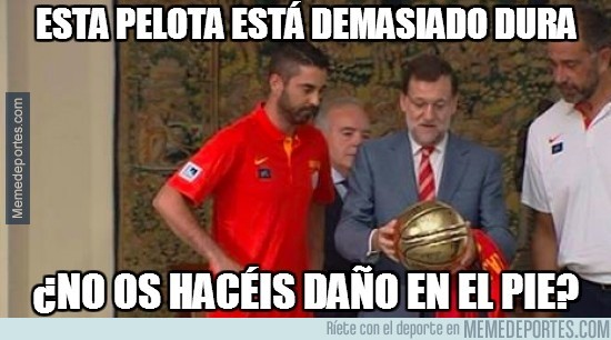 368280 - Rajoy con la selección española de basket, no se le puede pedir mucho más