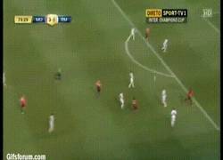 Enlace a GIF: El gol de ¡Chicharito! que ponía el 3-1 contra el Real Madrid