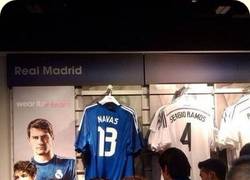 Enlace a Los de la tienda del Real Madrid son unos cachondos colocando las camisetas