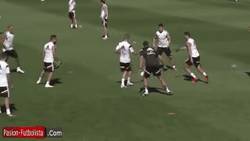 Enlace a GIF: Kroos y James vuelven loco a Cristiano Ronaldo