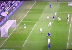 Enlace a GIF: Golazo a lo Messi de Cesc Fábregas al Ferencvaros