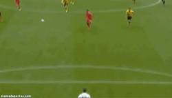 Enlace a GIF: Genial pase de Coutinho en el gol de Sturridge