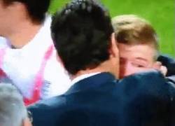 Enlace a GIF: Lágrimas de un sevillista roto. Alberto Moreno deja el Sevilla FC por el Liverpool