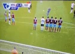 Enlace a GIF: Momento en el que un aficionado invade el campo y tira una falta en el West Ham v Tottenham