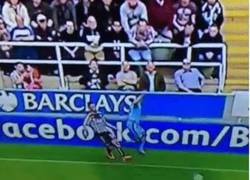 Enlace a GIF: Demichelis se comió ayer la valla de publicidad en el partido vs Newcastle