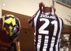 Enlace a GIF: Materazzi, el mejor Ice Bucket Challenge. Nomina a Zidane y se tira el agua con la Champions