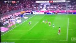 Enlace a GIF: Malanda haciendo un Torres a lo bestia vs Bayern Munich