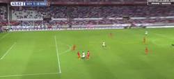 Enlace a GIF: Gol de Alex Vidal que pone el 1-0 en el Sevilla vs Valencia