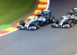 Enlace a GIF: Rosberg pincha la rueda a su compañero de equipo Hamilton cuando éste iba primero
