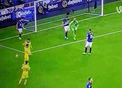 Enlace a GIF: Diego Costa se ríe de Coleman por marcarse gol en propia y Howard sale en su defensa