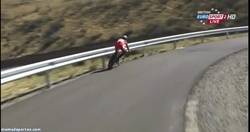 Enlace a GIF: Escalofriante caída de Nairo Quintana en la Vuelta