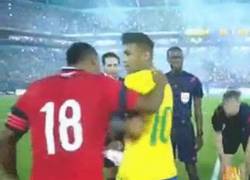Enlace a GIF: Neymar y Zúñiga sellaron la paz anoche con este abrazo