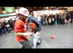 Enlace a VÍDEO: Pinto se pasa al freestyle y se dedica a humillar a la gente en la calle