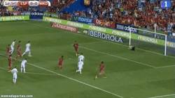Enlace a GIF: Ramos lo vuelve a hacer. Marca el penalti a lo Panenka