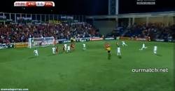 Enlace a GIF: Éste fue el golazo de falta de Gareth Bale que ponía el 2-1 final