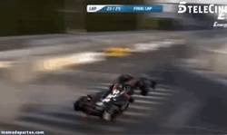 Enlace a GIF: Brutal accidente de Heidfield en Formula E