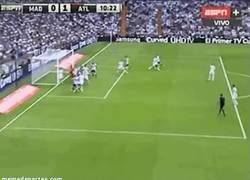 Enlace a GIF: Gol de Tiago, cómo no, al Madrid de córner