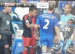 Enlace a GIF: ¡Agresión de un jugador del Swansea a Mourinho en pleno partido!