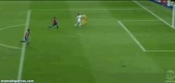 Enlace a GIF: El golazo de Bale tras brutal pase de Modric