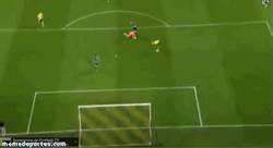 Enlace a GIF: Gol de Aubameyang. El Arsenal contra las cuerdas