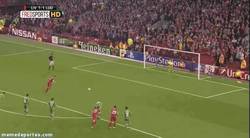 Enlace a GIF: El Liverpool se salva con este gol de Gerrard, como no, de penalty