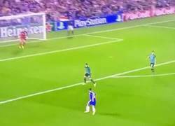 Enlace a GIF: Gol de Cesc Fábregas que adelanta al Chelsea vs Schalke 04. Su primer gol como blue