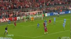 Enlace a GIF: El gol de Boateng a último minuto que salva al Bayern