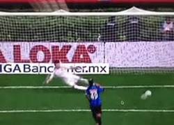Enlace a GIF: Y por fin llegó el primer gol de Ronaldinho en México, de penalti