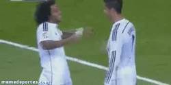 Enlace a GIF: Marcelo y Cristiano marcándose un Götze-Reus
