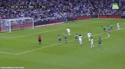 Enlace a GIF: El gol del hattrick de Cristiano