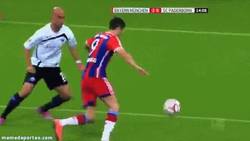 Enlace a GIF: Golazo de Lewandowski ante el Paderborn