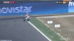 Enlace a GIF: Hector Barberá tiebe que saltar de su Ducati ¡PORQUE ESTABA EN LLAMAS!