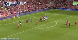 Enlace a GIF: Golazo de Gerrard de falta en el derbi de Liverpool