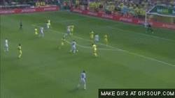Enlace a GIF: Golazo de Modric en el Madrigal