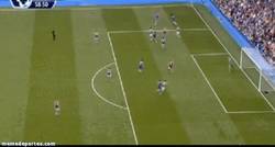 Enlace a GIF: El gol de Diego Costa que seguía con su racha