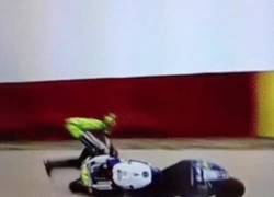Enlace a GIF: Espeluznante caída de Valentino Rossi