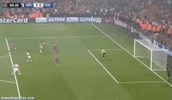 Enlace a GIF: El Arsenal arrasando y Alexis saliéndose