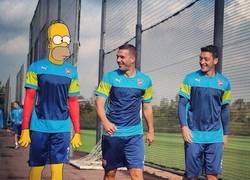 Enlace a Foto subida en el Instagram de Podolski. Él y Özil entrenando con Homer