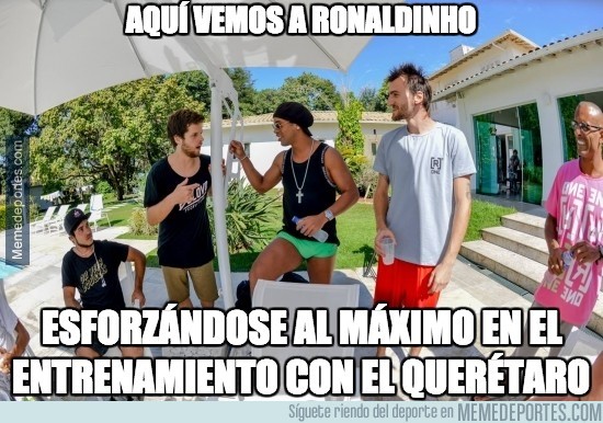 394185 - Ronaldinho entrenando duro
