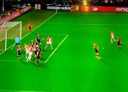 Enlace a GIF: Feyenoord marca un gol... desde el saque de banda