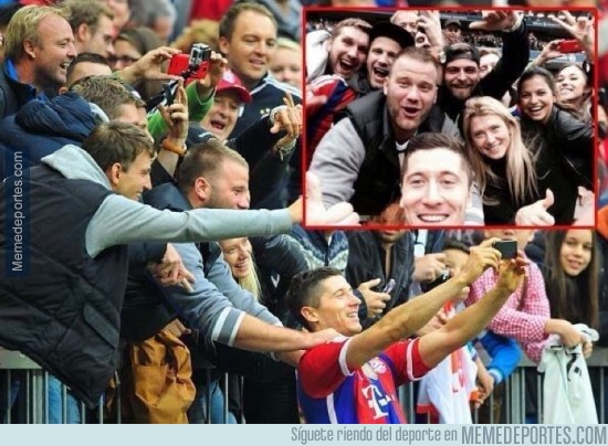 394861 - Selfie de Lewandowski en el partido ante el Hannover