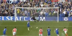 Enlace a GIF: Y para más polémica, gol de penalti de Hazard que adelanta al Chelsea 1-0