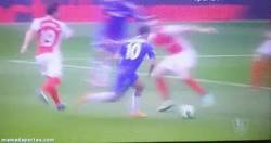 Enlace a GIF: Inmenso Hazard en la jugada del penalti