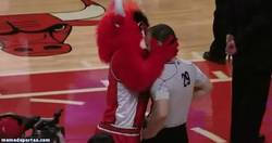 Enlace a GIF: La mascota de los Bulls le declara su amor al árbitro