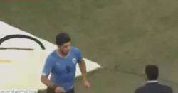Enlace a GIF: Luis Suarez necesita ir al baño en medio del partido
